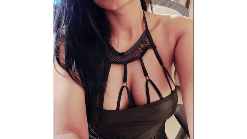 Stripchat LushRitu flaunting her glamour body in a sexy outfit with deep exposed cleavage