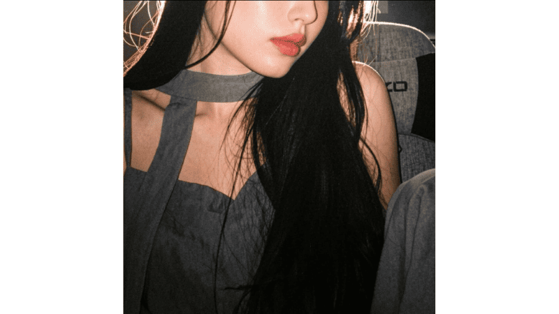 Stripchat Meilin_lin flaunting her toned waist and slender legs in a crop top