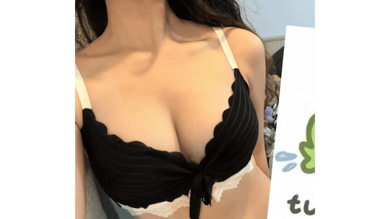 Stripchat Alyssa-8 charming 20yo Asian camgirl revealing deep cleavage in a sexy black bra in her room