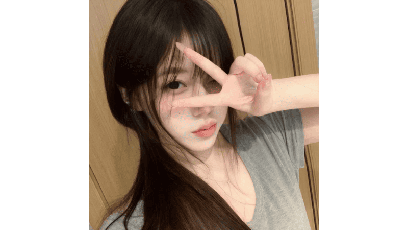 Stripchat Hello77-234 features a beautiful Asian student model with a curvy physique performing a live outfit change and breast massage.