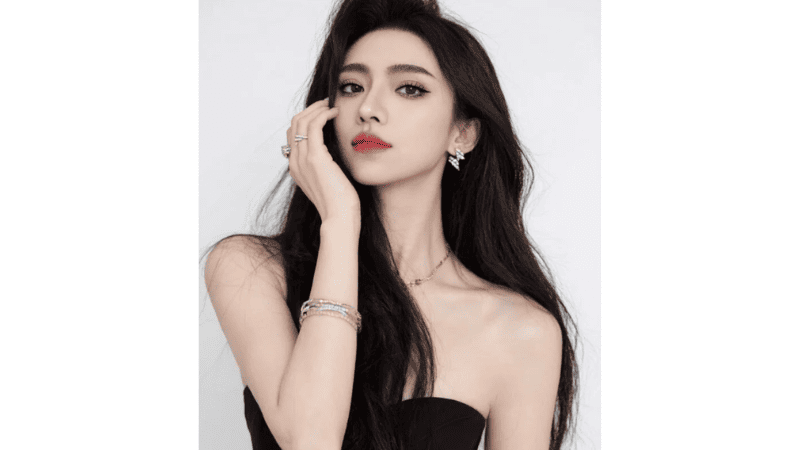 Stripchat Kexin-, a tall and elegant Asian model with long black hair and a high-end celebrity-like appearance.