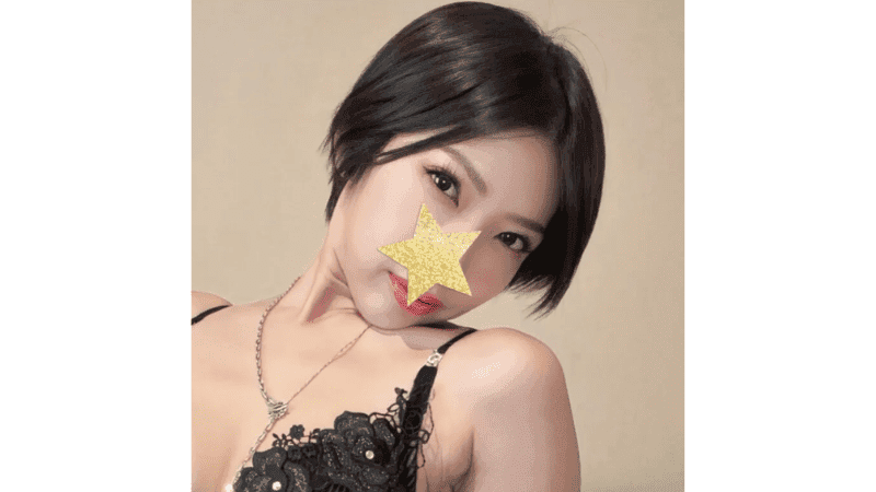 [Stripchat] Naomi_00122 - A fit and mature Japanese performer with short hair, showcasing her athletic gym-babe physique and submissive charisma.