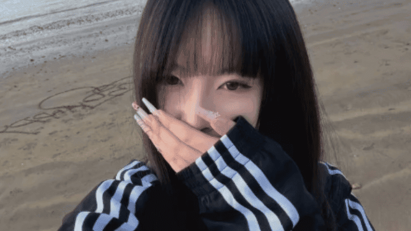 Stripchat nide-baby, a popular Asian E-girl performer known for her slender physique and seductive student-themed cosplay.
