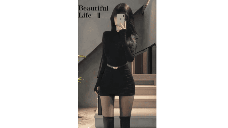 Stripchat yingtao-888 beautiful 20yo Asian camgirl with long legs and glasses taking a sweet selfie in her room