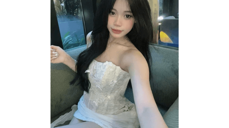 Stripchat Rinn99 wearing a tube top that highlights her glamorous figure