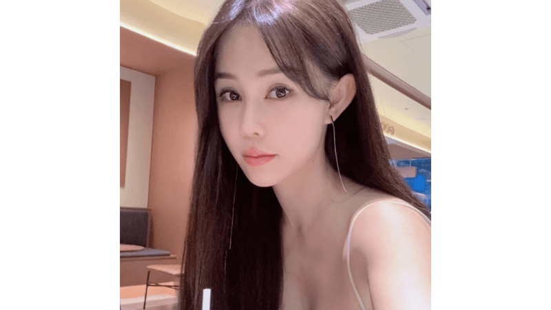 xiaowan_xx Asian Stripchat model with large breasts, a big butt, beautiful legs, and a glamorous figure